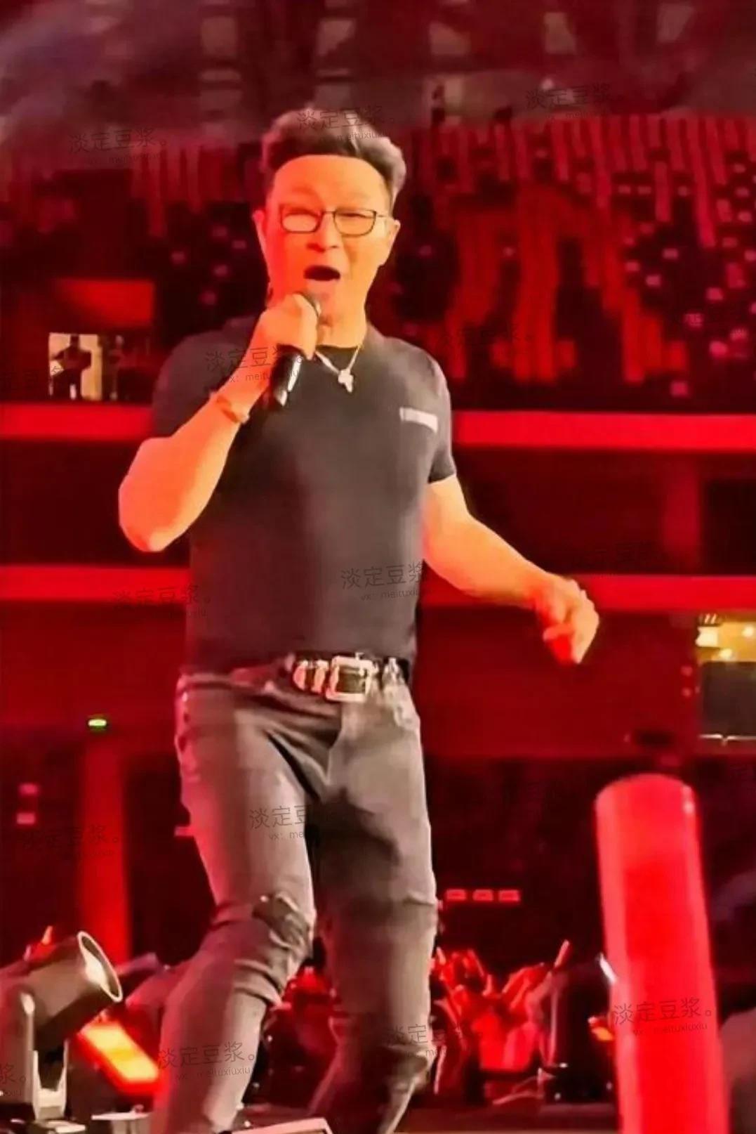 看歌手汪峰太像齐秦了，都喜欢穿很紧身的衣服，而且都很执着。嘛呀！没让这批网友评