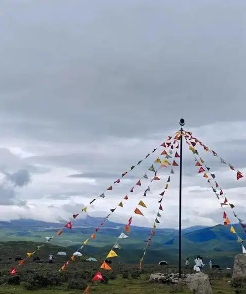 川西的雪山脚下，总有人望着那片被称为“小西藏”的土地疑惑：这里藏式白塔林立，转经