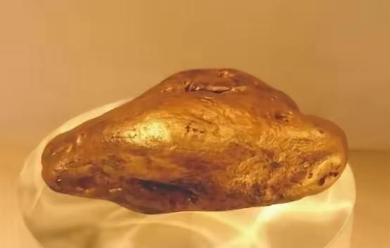 1988年，河南三门峡，农民张占鳌，赤脚在小河里摸鱼虾，忽然，河底沙滩上，传出一