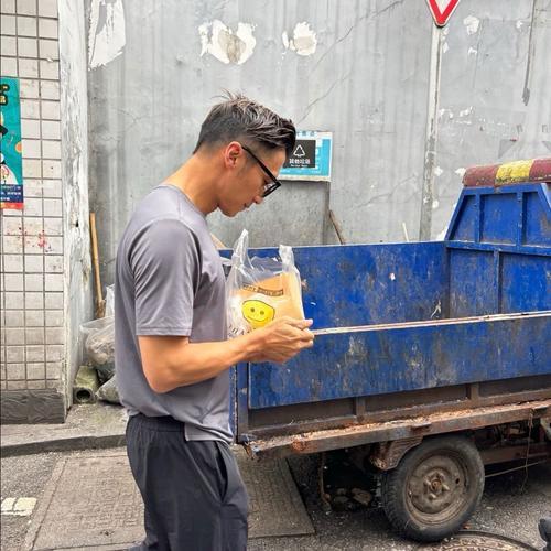 2026年5月17日，谢霆锋现身长沙荷花池老街，低调排队买2元葱油粑粑。他穿灰T