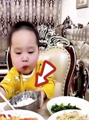 难怪网上那些两三岁的网红宝宝吃饭那么乖，筷子握得稳稳的，饭粒一粒不掉，今天才算回