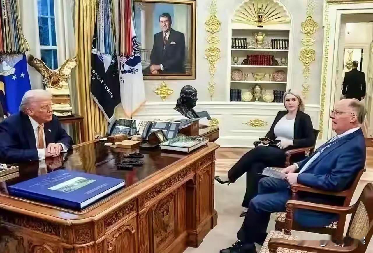 白屋子这个女新闻发言人，感觉是个大大咧咧、无所顾忌的人，高高翘起二郎腿，大大方方