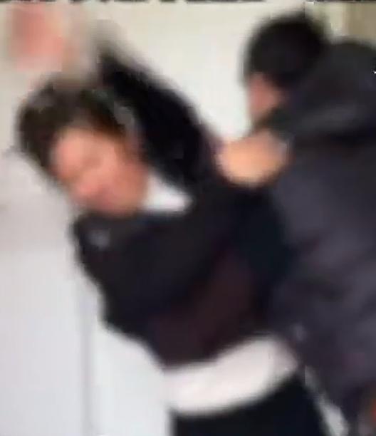 “儿媳打我3个耳光，儿子要和我断绝关系”，上海阿姨两套房产全写儿媳名下，如今