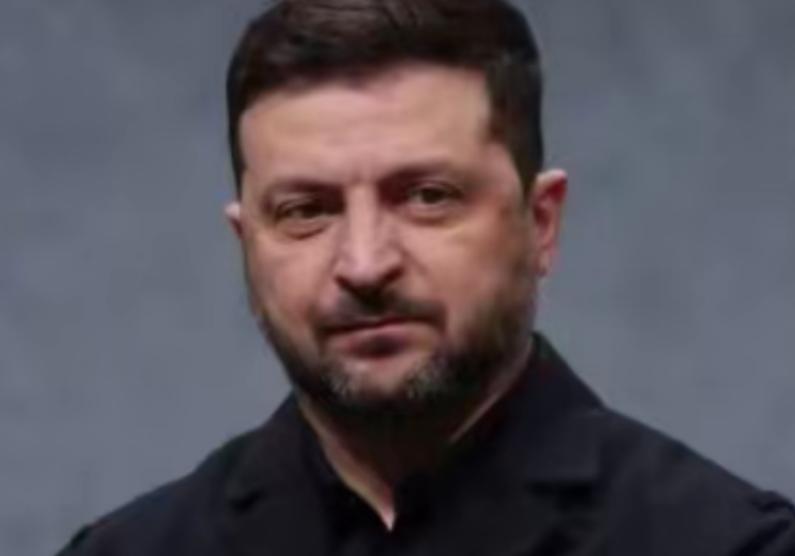 泽连斯基现在连装都不装了。以前他去欧洲，是求人。穿着军绿色T恤站在各国议