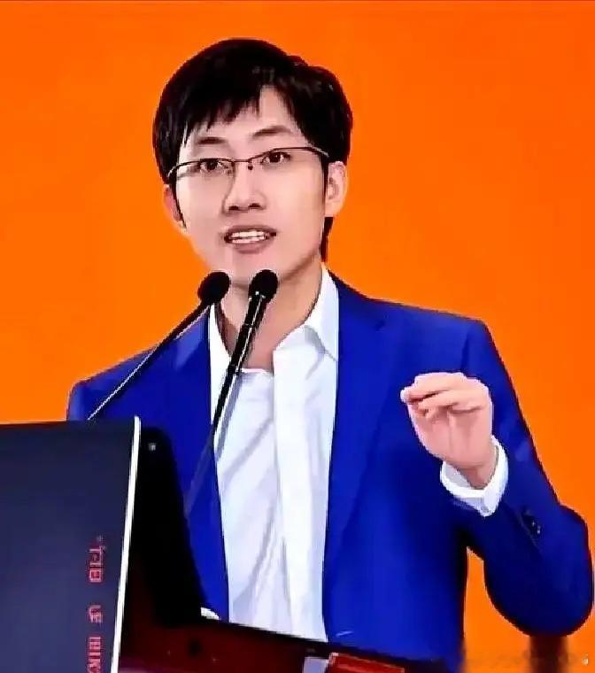 一段关于DeepSeek创始人梁文峰的内部会议细节流出。白板正中间，写着一个巨大的英文单词：Foll