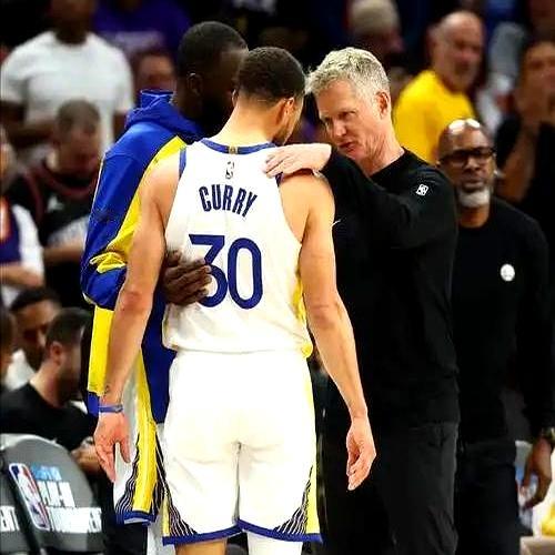 库里这老大当的，真是个“异类”！球队主教练科尔续约的事儿闹得沸...