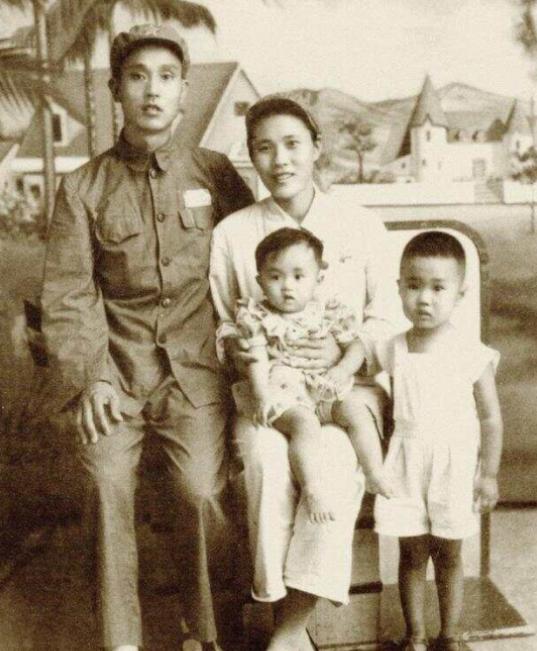 1947年，一个师长结婚了。许世友亲自撮合，整个营地都来祝贺，新娘19岁，漂