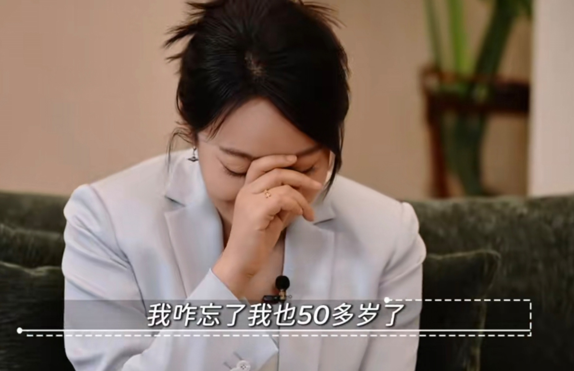 李静问闫妮：“你想找比你年纪小的还是比你年纪大的？”闫妮笑着说起一件趣事，有人给她介绍对象，她一问年