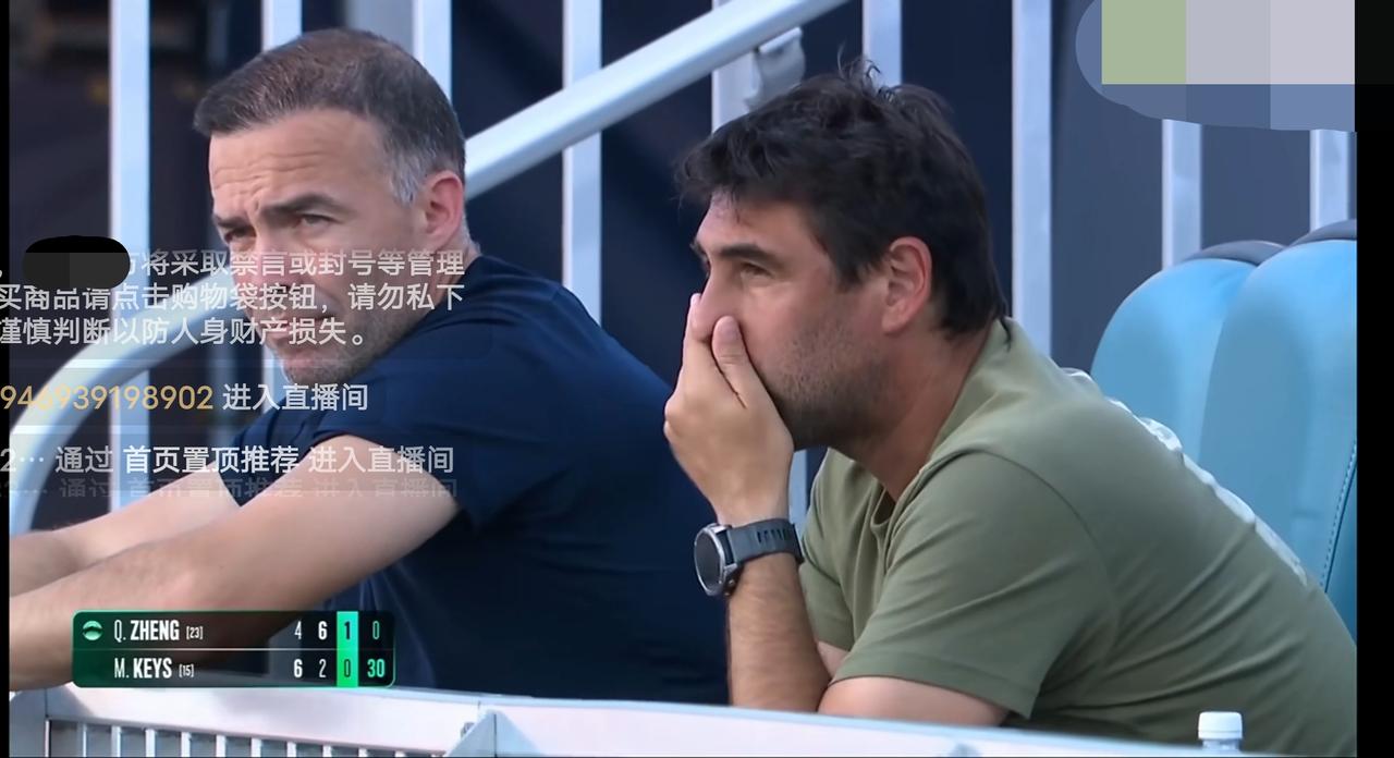 郑钦文的新教练巴格达蒂斯像不像美国影星汤姆-克罗斯？这侧面，这捏鼻子的动作是不是