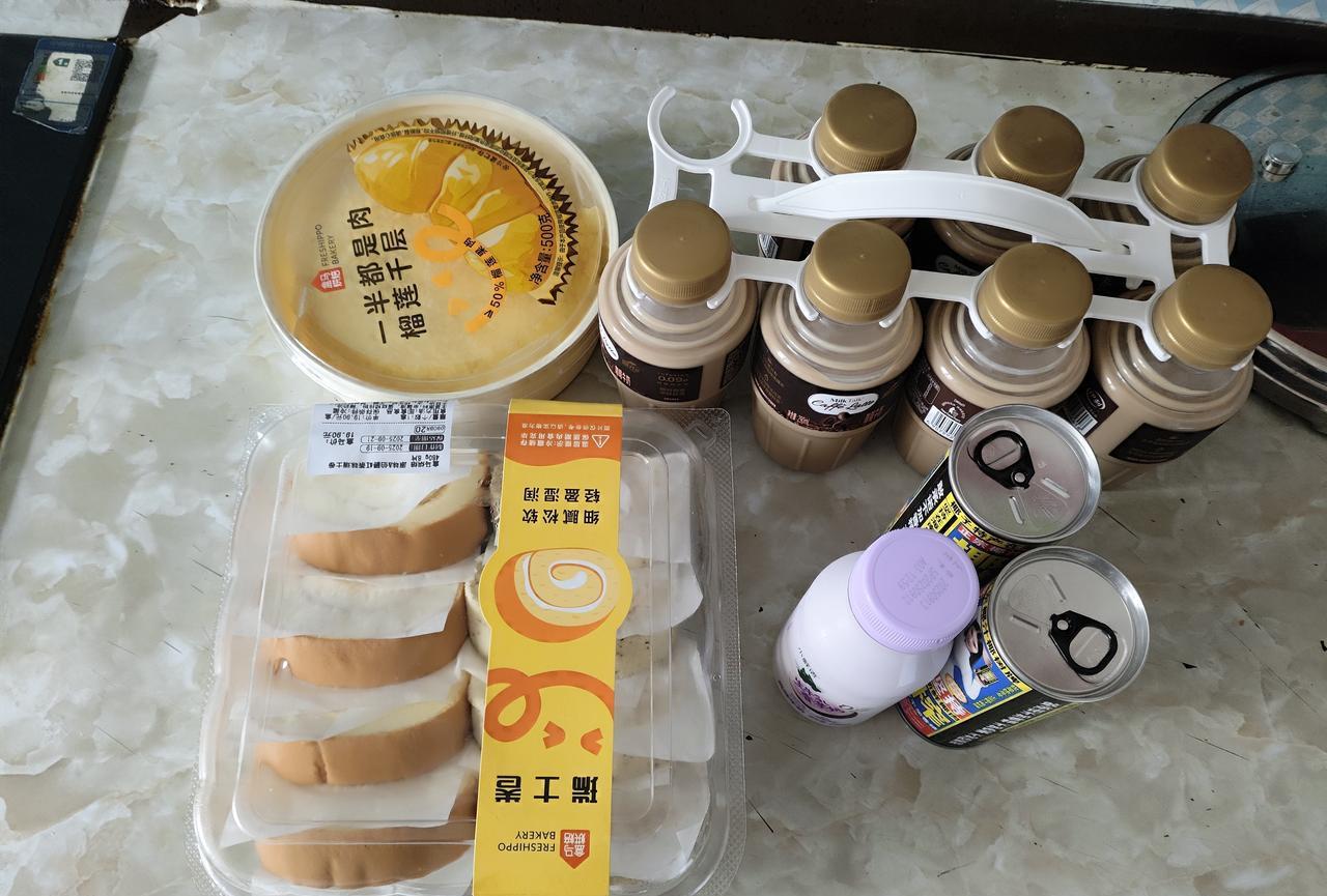 我这儿子真孝顺，回来一趟，恨不得把他小家里的东西都搬给我们，真是让我哭笑不得。