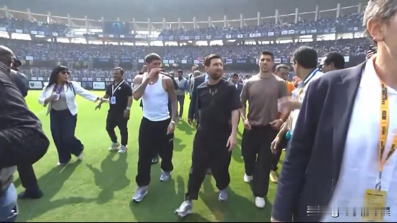 梅西印度之行沦为骚乱现场！10分钟离场惹8万球迷震怒，官员围堵成导火线备受期待