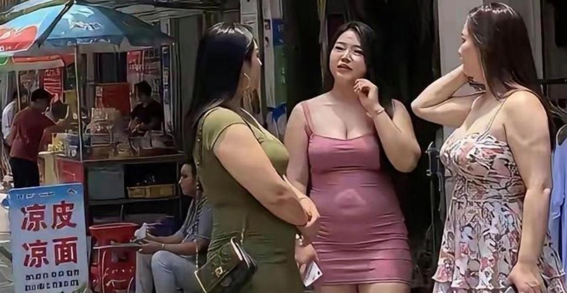 大热天街边顶着烈日闲聊，是什么趣事让三位姑娘全然不顾酷暑？街边小吃店铺林立，凉