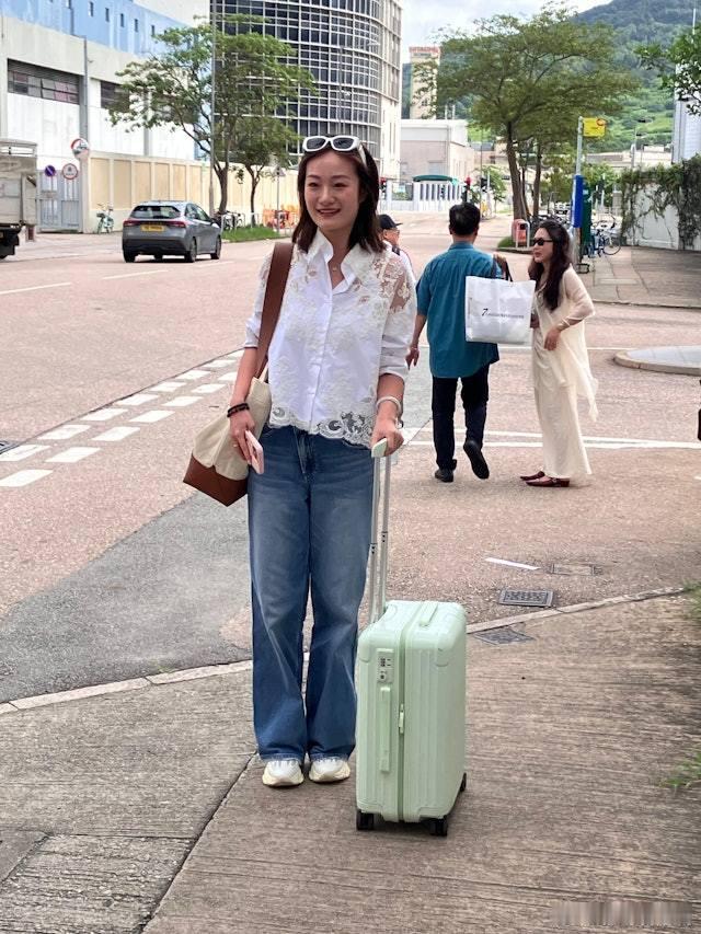 香港小姐2025｜首輪面試佳麗更新1.李家宜23歲黑龍江人，浸大傳媒系似翻