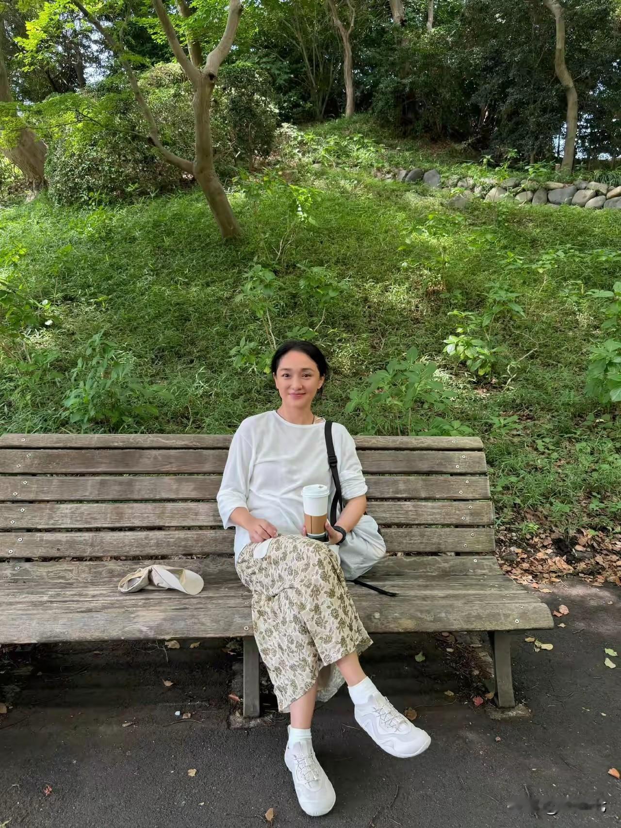 人老了就是会有“老人味”的普通人也罢，明星也罢，人老了就是会喜欢舒服，穿一些宽