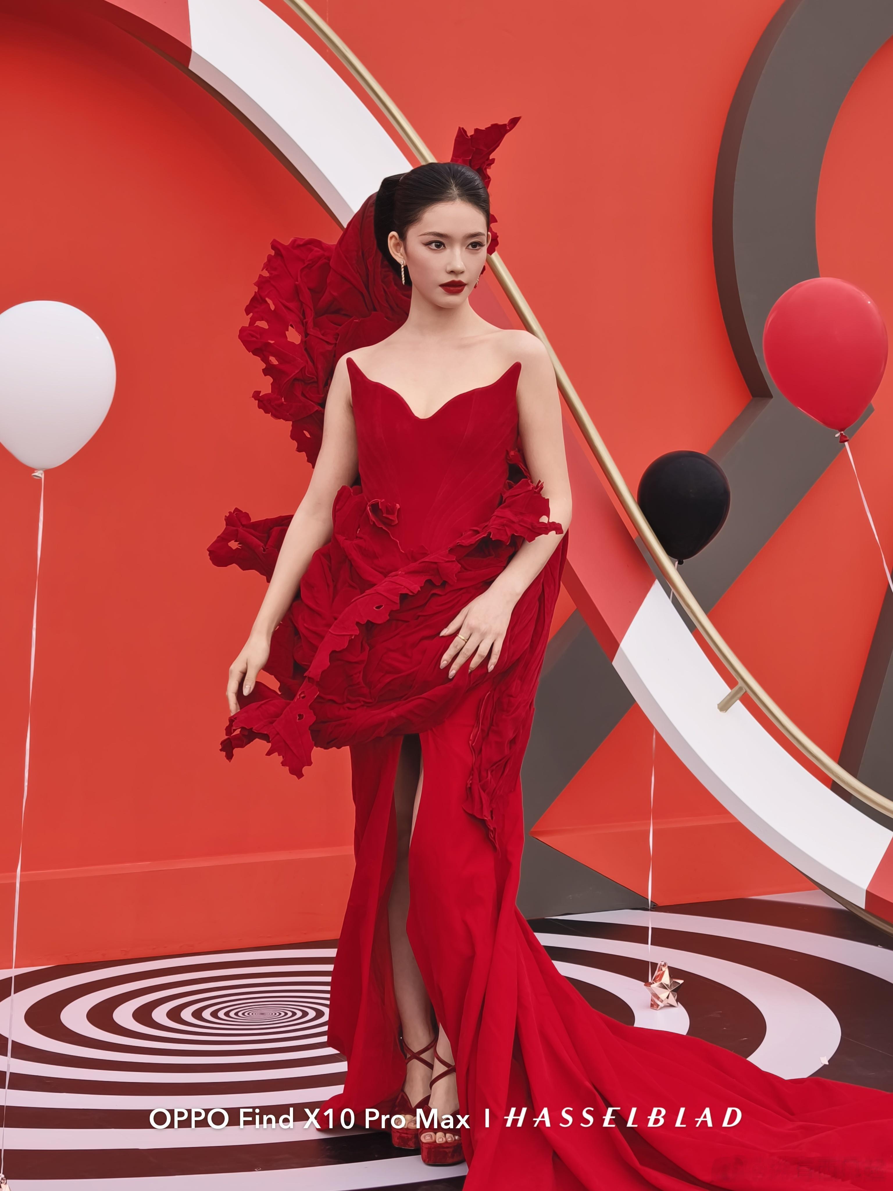 时尚芭莎红毯OPPOFindX10ProMax哈苏原相机拍摄的林允、章