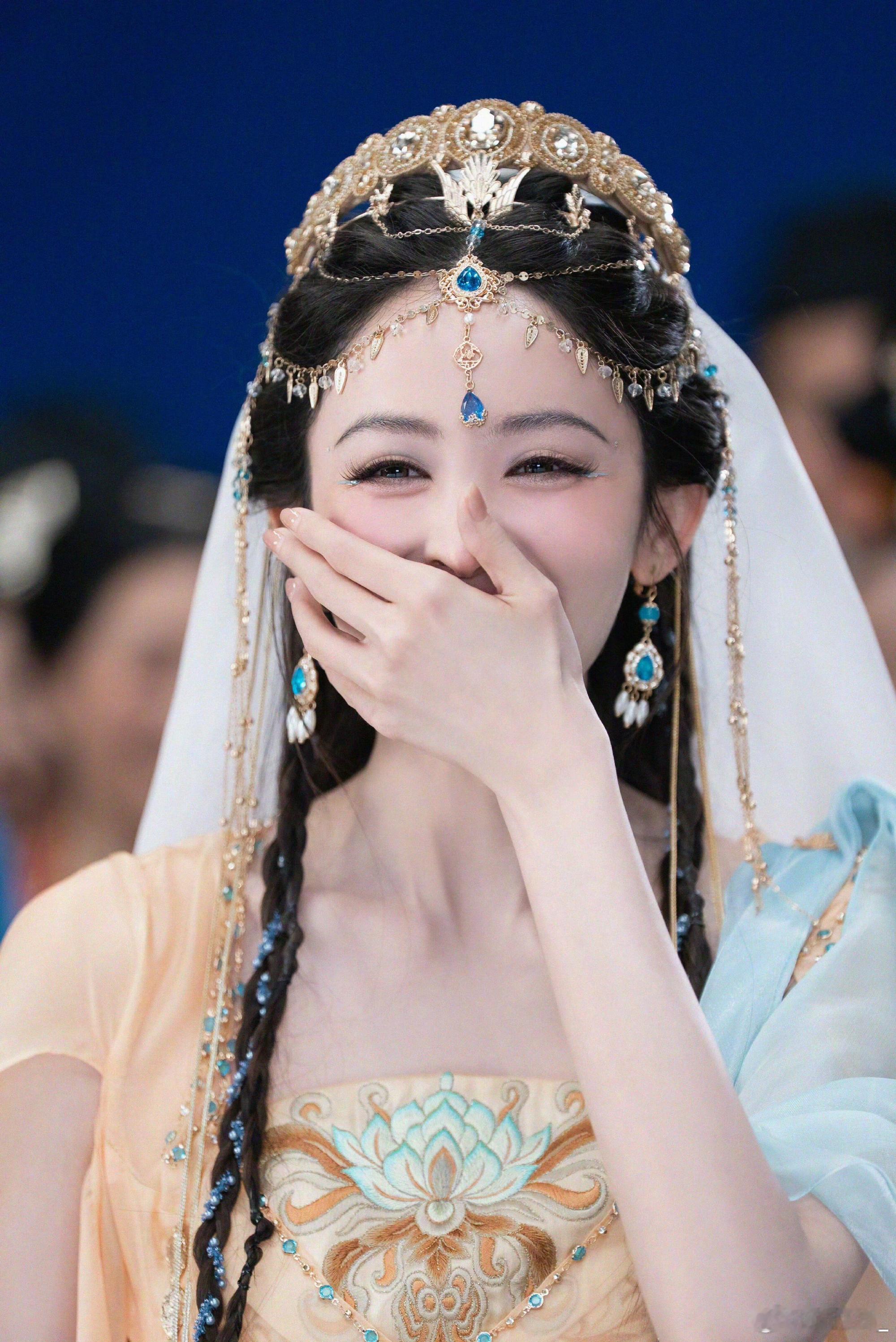 娜扎异域公主风💕娜扎这套异域造型真的太绝了，🌸浅杏底色搭配浅蓝薄纱，刺绣纹样