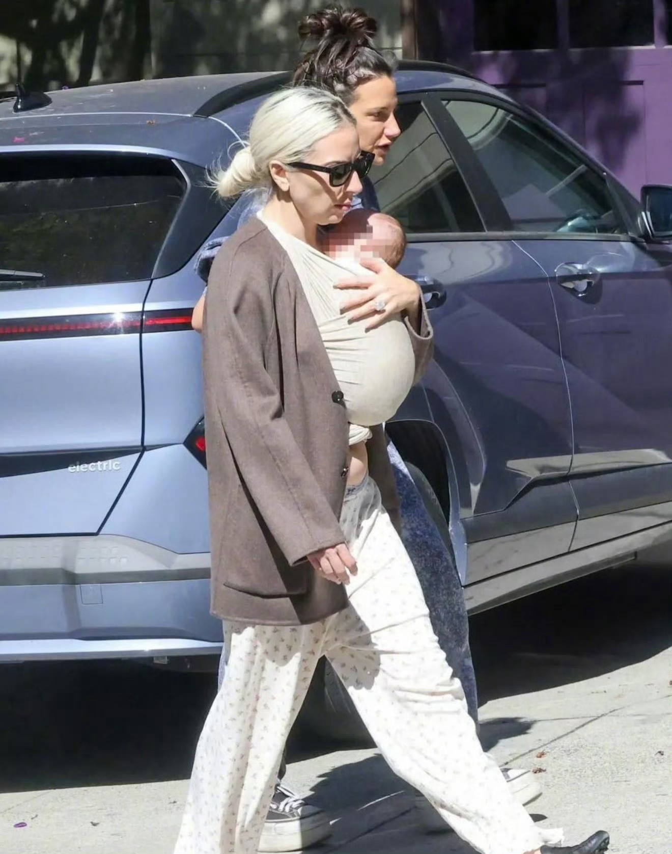 TMZ确认LadyGaga和未婚夫迈克尔·波兰斯基的第一个孩子-女儿罗斯·