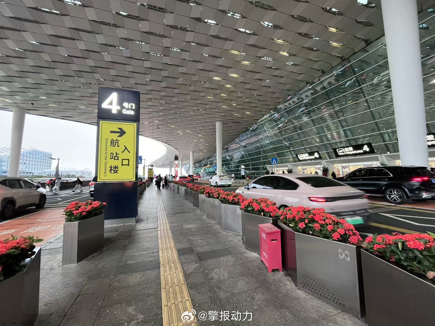 每次落地成都，机舱里都会响起成都这首歌，一座城因一首歌而成为无数人心中的远方。乘