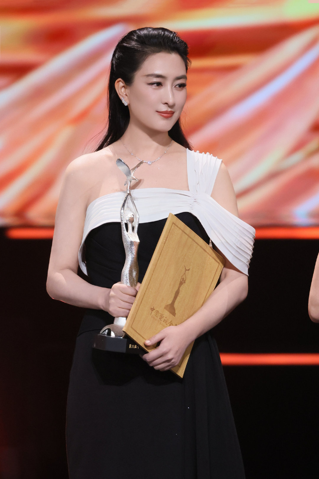 于和伟拿到最佳男主我不惊讶宋佳拿到最佳女主我也不惊讶真正让我惊讶的是这次金鹰