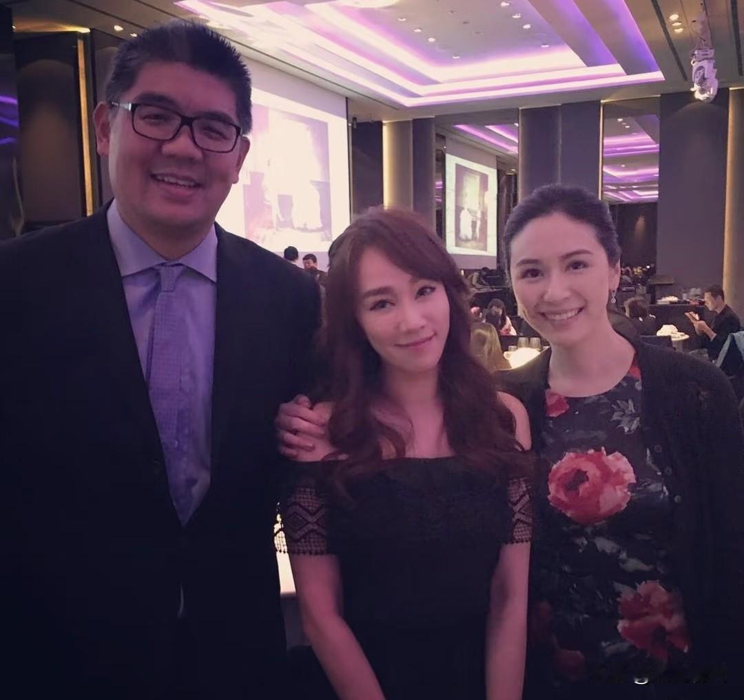 国民党前副主席连胜文突然在脸书发文说：国民党全代会，我在台上颁完主席当选证书