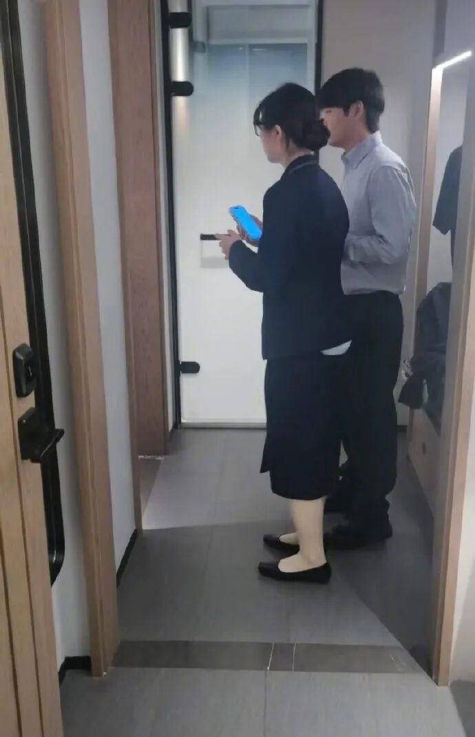 离谱！5月17日湖北武汉，一对夫妻入住酒店后中途外出，深夜返回房间准备休息时，竟