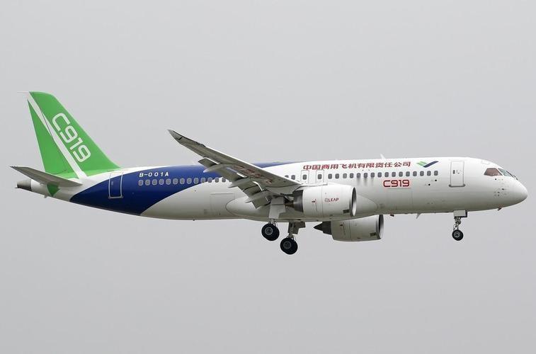 8月12日，北京首都国际机场，一架披着中国航空工业标志的C919缓缓滑向跑道。随