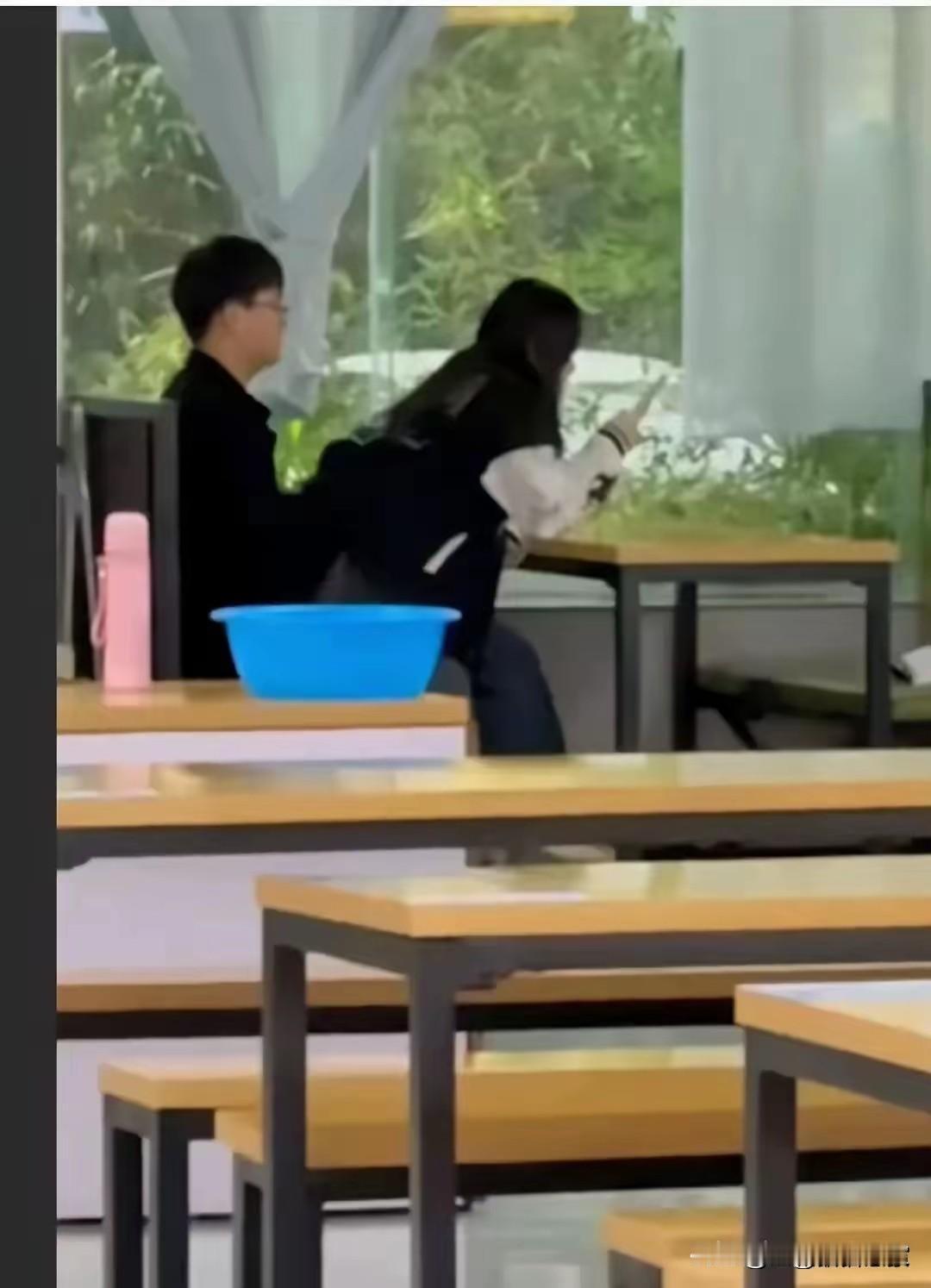 当“大胆”成为日常,是社会流行还是底线失守?80后眼中的时代变迁,满是唏嘘