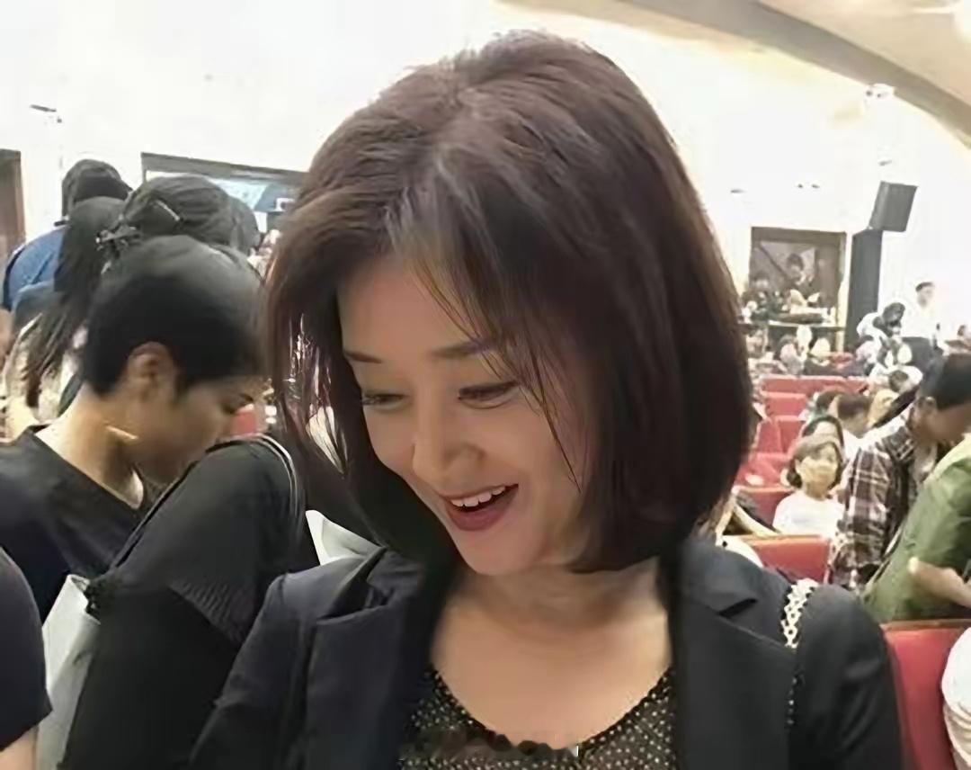 宋﻿‍祖英都60岁了‎﻿，一头干净利落的乌黑短发，居然还这么好‎看，一点看不出年