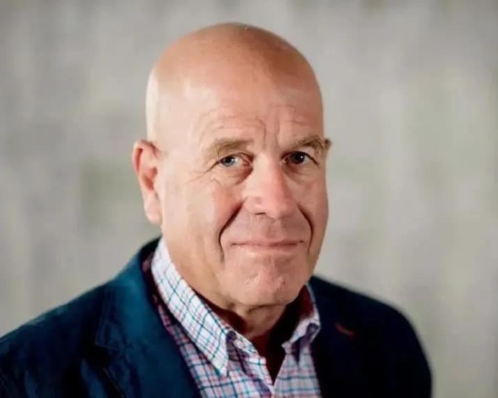 以色列前议长亚伯拉罕·伯格昨天在接受美国知名记者塔克·卡尔森采访时称，以色列人的