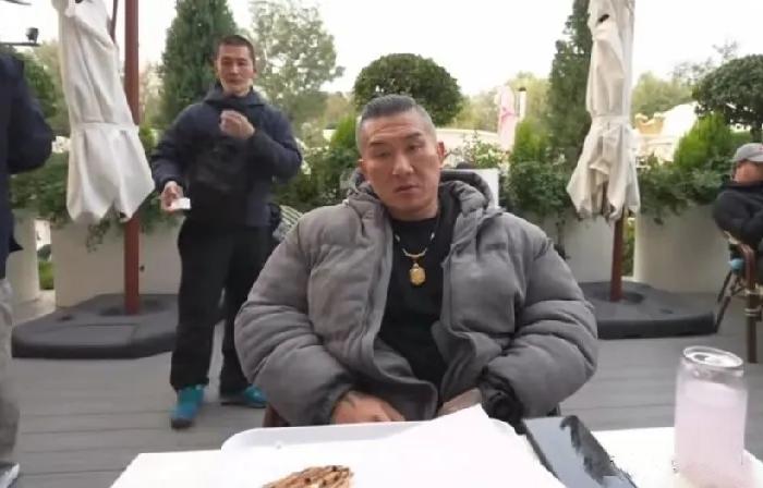 现在全网最开心的应该是关注馆长的网友了吧他们开心不是因为馆长行程热闹