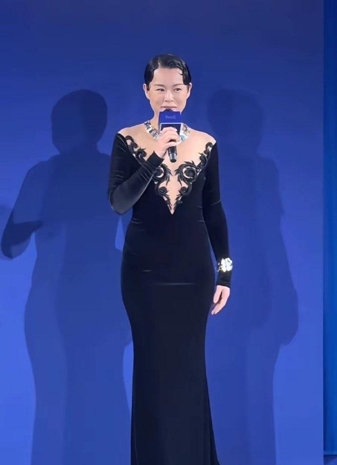 今天胡杏儿在出席时尚活动的时候搭配的非常高雅，她这次穿了一件黑色的绒面长裙，气质