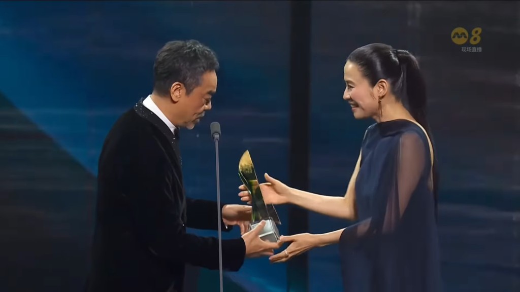 刘青云为宣萱颁奖，恭喜获得《红星大奖2025》最佳女主角。​​​