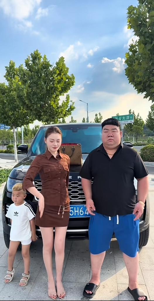 河南沁阳李公子，让老婆穿着超短裙，露着大长腿，拎着价值两万多的LV包包，和自己站