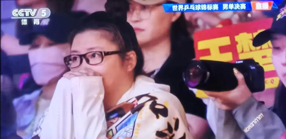 孙颖莎王曼玉被匪夷所思的这个球所左右一，王曼玉在非常被动之下下意识救球，就是“