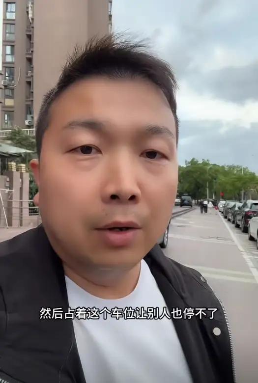 “这也太欺负人了！”上海icon浦东，一名网约车司机凌晨收车回家，好不容易在公共