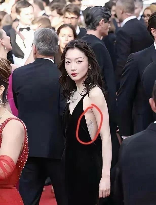 周冬雨这身材绝了！30多岁还似仙女般轻盈，高级感满满。上镜本显胖，她却仍很瘦。