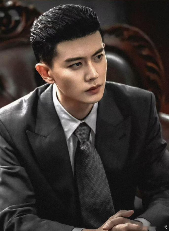 任嘉伦统一我家三代审美任嘉伦在《风与潮》里真有“一统审美”的魔力！民国造型是爷爷