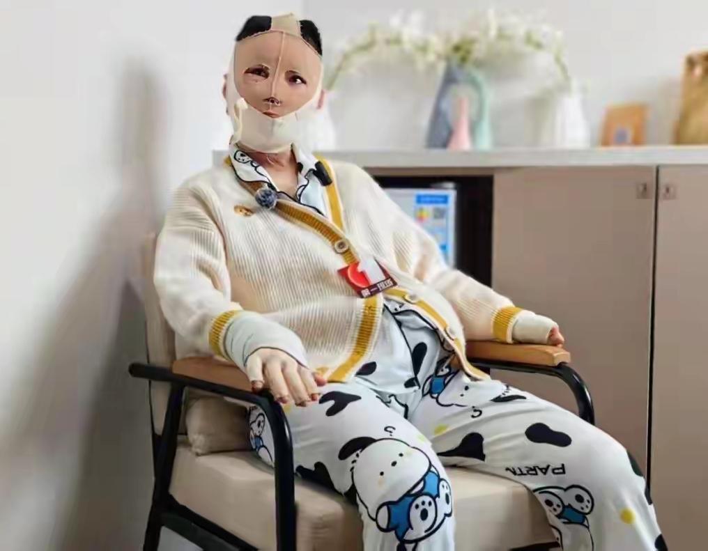 小陈是大学生，覃某是初中生，一个坐办公室有好工作，一个开挖掘机干苦力活，两个不同