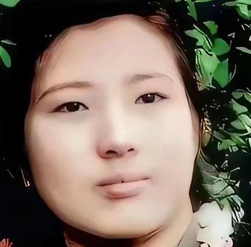 1955年，武汉女大学生吴明珠，趁父母熟睡，拎着行李连夜逃往新疆。父亲第二天摔