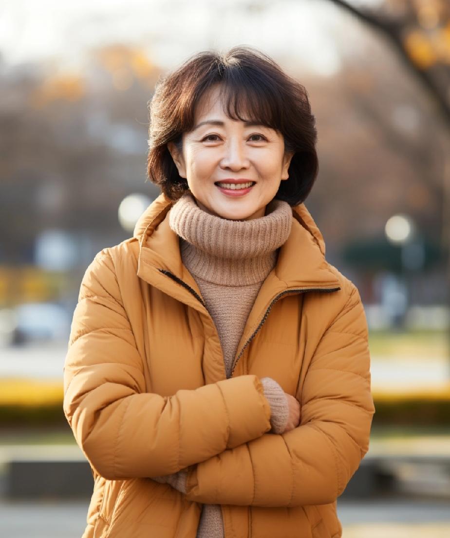 公司有个女业务，40多岁，貌不出众，嘴也笨。无论什么场合，见到领导、客户都是