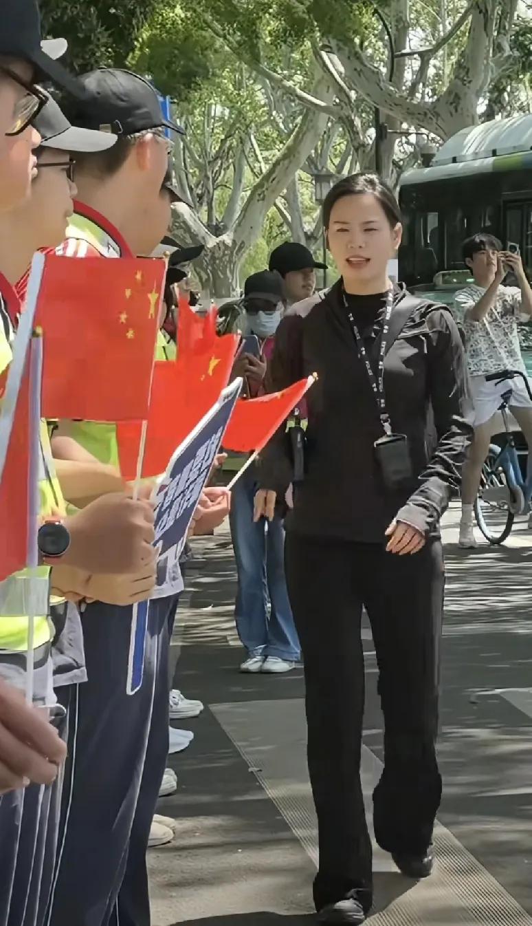 杭州西湖这位便衣女警司，厉害了，全程的工作人员都要听她指挥的。五一假期，杭州