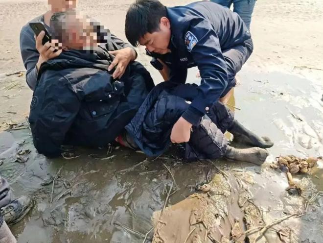 “看哭了！”近日，湖北武汉，一老人因为思念去世的妻子，下意识沿着和妻子生前走过的