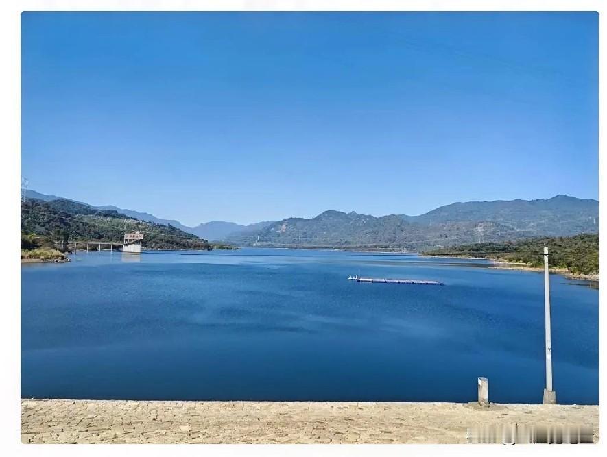 现在出轨的女人真多我们村一个26岁的女人，她老公比她大七八岁，老公在外地打工，