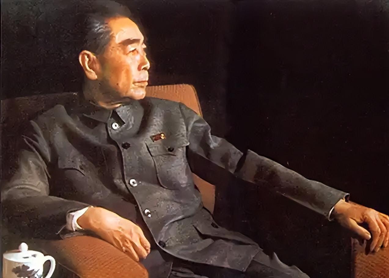 1927年，周恩来被捕，谁料，审讯他的人，竟是他的学生，他凑近周恩来，轻声说：“