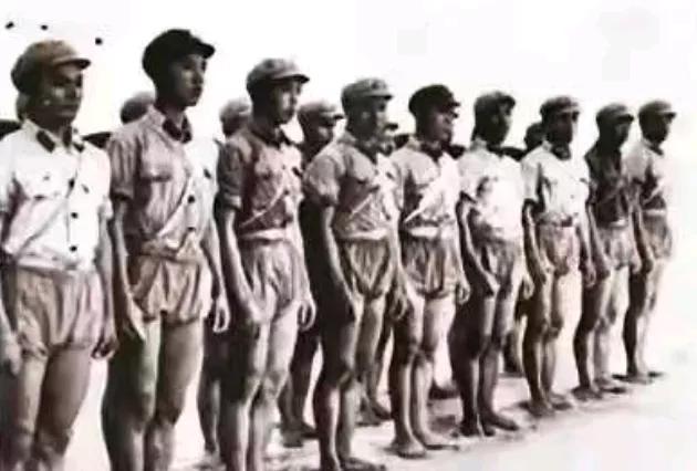 1965年9月29日，解放军驻琼某部9名战士武装泅渡琼州海峡，每人