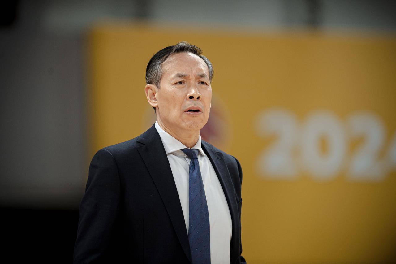 许利民或主动下课！在领先20分的情况下，北京男篮不仅没有拿下比赛，反而以85：