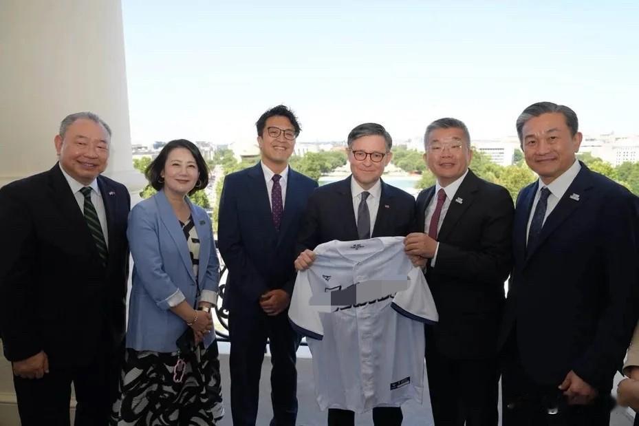 沈伯洋窜访美国国会见了美国众议长正在美国窜访的民进党团总召蔡其昌、绿委沈伯