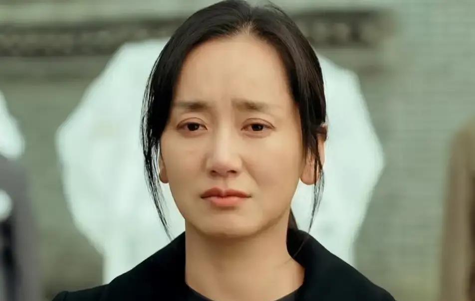 北京电影学院的表演老师说起她声音发抖：班里公认的天才，毕业后却只能捡剩饭。董晴