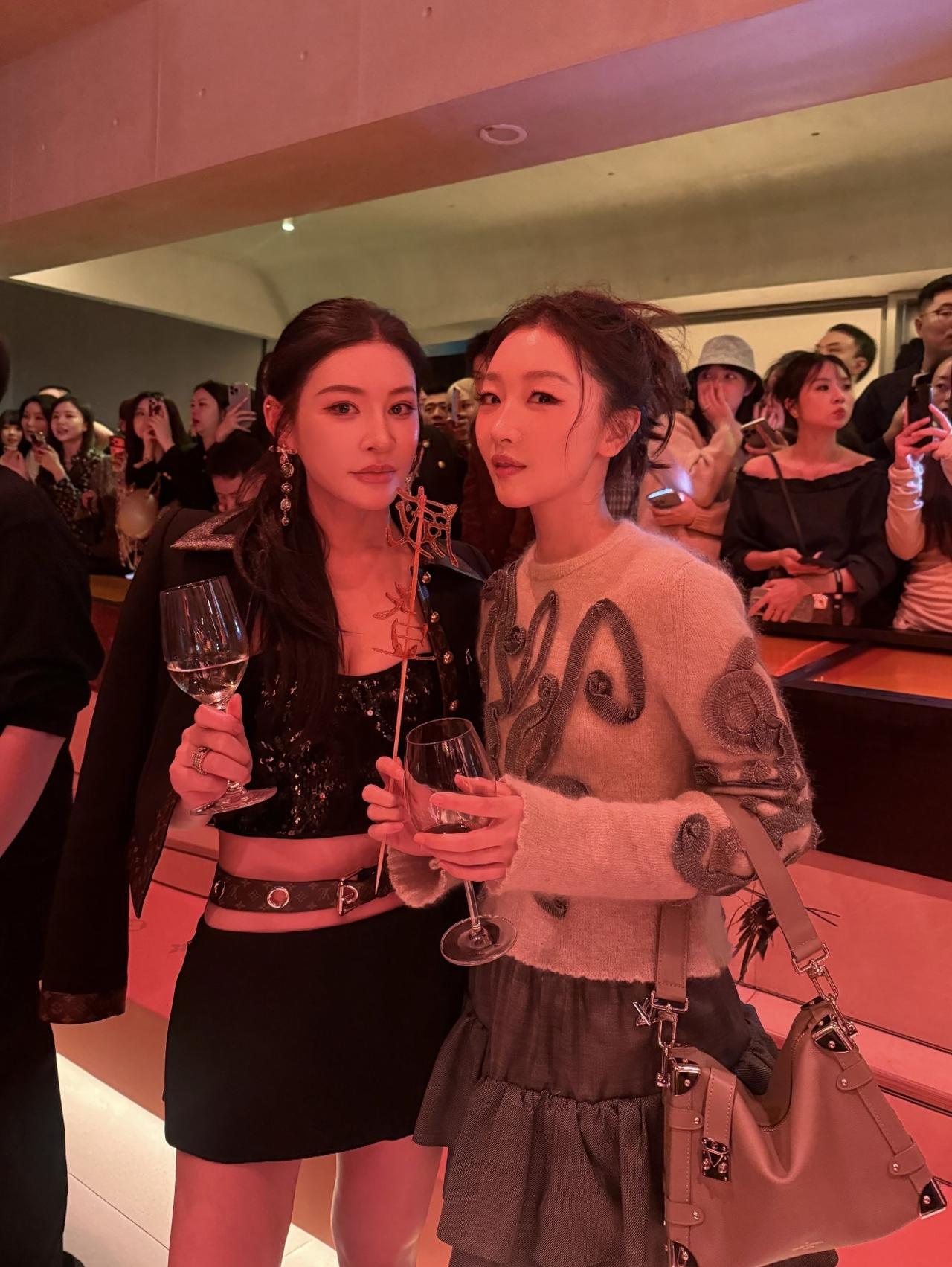 10月17日，有位小姐姐晒出与周冬雨的合影，两人的气质都好nice。周冬雨现