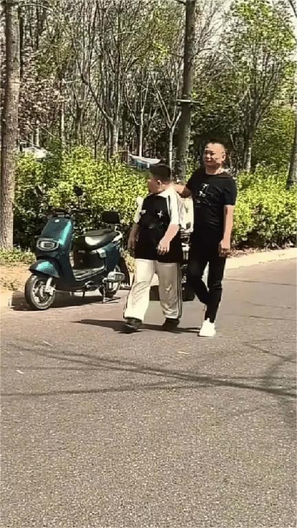 河南，一女老师假期旅游，偶遇自己班上的一名男生和家长也在此旅游，老师立马上前高兴